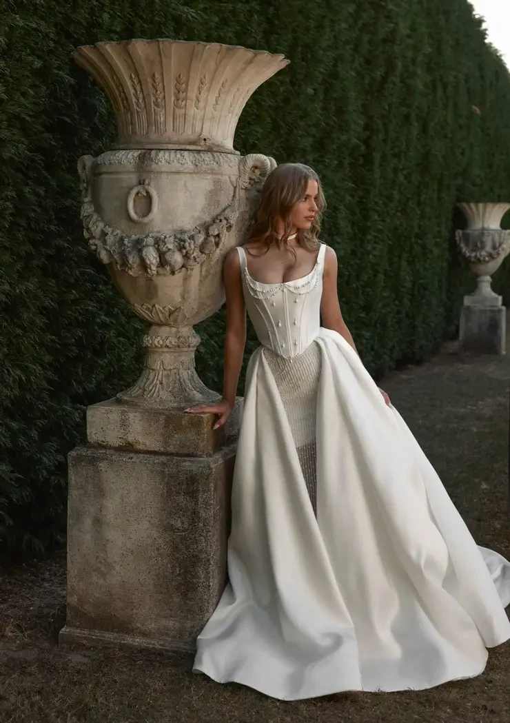 Wedding Dress Shopping With Family: How to Keep It Stress-Free. Desktop Image
